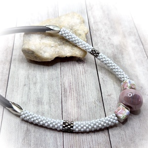 Kerámia gyöngyös fehér nyaklánc, Ékszer, Nyaklánc, Gyöngyös nyaklánc, Ékszerkészítés, Kerámia gyöngyös nyaklánc fehér apró japán gyöngyökkel. Hossza kapoccsal együt: 50 cm, MESKA