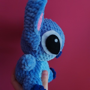 Horgolt Disney Stitch Inspirálta Kék Űrlény - 18 cm-es Amigurumi Plüssfigura Ajándékba vagy Dekorációnak - játék & sport - plüssállat & játékfigura - más figura - Meska.hu