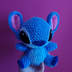 Horgolt Disney Stitch Inspirálta Kék Űrlény - 18 cm-es Amigurumi Plüssfigura Ajándékba vagy Dekorációnak, Játék & Sport, Plüssállat & Játékfigura, Más figura, Horgolás, MESKA