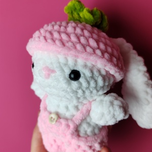 Fehér nyuszi rózsaszín eper overálban horgolt amigurumi figura ajándék játék felnőtt gyerek - játék & sport - plüssállat & játékfigura - nyuszi - Meska.hu
