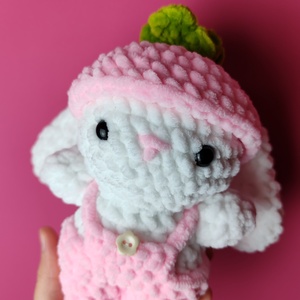 Fehér nyuszi rózsaszín eper overálban horgolt amigurumi figura ajándék játék felnőtt gyerek - játék & sport - plüssállat & játékfigura - nyuszi - Meska.hu