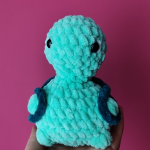 Zöld teknős kis meglepetéssel horgolt amigurumi ajándék játék felnőtt gyerek, Játék & Sport, Plüssállat & Játékfigura, Plüss mesefigurák, Horgolás, MESKA
