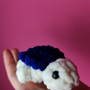 Kis kék fehér teknős horgolt amigurumi ajándék játék felnőtt gyerek, Játék & Sport, Plüssállat & Játékfigura, Más figura, Horgolás, MESKA