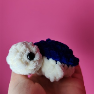 Kis kék fehér teknős horgolt amigurumi ajándék játék felnőtt gyerek - játék & sport - plüssállat & játékfigura - más figura - Meska.hu