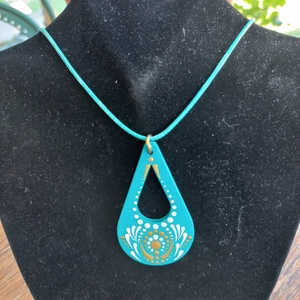 Csepp formájú medál zsinórral, Ékszer, Nyaklánc, Medálos nyaklánc, Festett tárgyak, Fa 6x3,5 cm-es  medál, akrillal festve, 45 cm-es zsinóron., MESKA
