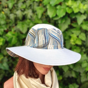 Gabi fazon / nyári nagyszélű varrott kalap, kombinált / fehér- kék, beige design mintás, Ruha & Divat, Sál, Sapka, Kendő, Kalap, Varrás, Ezt a modellt kalaprajongó Gabi húgom nyaralására terveztem.
Mint a képeken is látható, a karima st..., MESKA