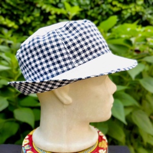 Nyári vászon kalap / unisex / kombinált / fekete- fehér kockás, Ruha & Divat, Sál, Sapka, Kendő, Kalap, Varrás, Méret: 56 cm

Ezt az izgalmas kombinációjú fazont nyári pamutvászonból készítettem. 

Mint, a fotók..., MESKA