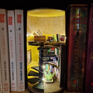 Book nook - könyvtár szoba, csigalépcsővel, Otthon & Lakás, Dekoráció, Asztal és polc dekoráció, Könyvtámasz, Festett tárgyak, Papírművészet, Meska
