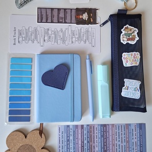 Bookish Bundle – Midnight black ? Könyvmoly csomag, DIY (Csináld magad), Egységcsomag, Fotó, grafika, rajz, illusztráció, Bookish Bundle – könyvmoly ajándékcsomag ? ✨

Ha szereted a könyvek világát, ezt a bookish csomagot..., MESKA