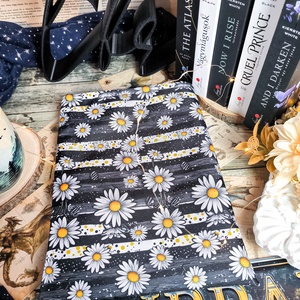 Fekete fehér csíkos, margarétás könyvtasak � Stílusos védelem kedvenc könyveidnek - Nagyméretű - könyv & zene - könyvtok - Meska.hu