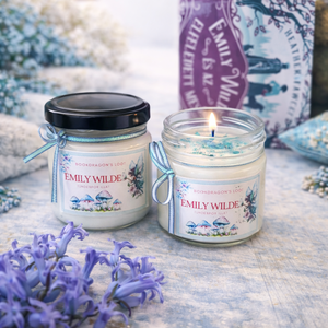 Emily Wilde - szójaviasz könyves gyertya, Otthon & Életmód, Gyertya, illat, aroma, Gyertya, Gyertya-, mécseskészítés, MESKA