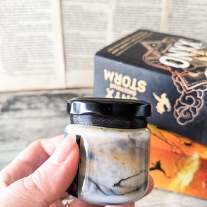 Violet Sorrengail - Fourth Wing - szójaviasz könyves gyertya - otthon & életmód - gyertya, illat, aroma - gyertya - Meska.hu