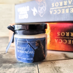 Violet Sorrengail - Fourth Wing - szójaviasz könyves gyertya - otthon & életmód - gyertya, illat, aroma - gyertya - Meska.hu