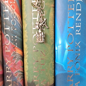 Könyvjelző Harry Potter tematikájú charmokkal. - könyv & zene - könyvjelző - Meska.hu