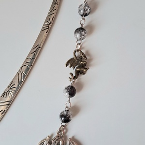 Fourth Wing Könyvjelző gyöngyökkel és charmmal - könyv & zene - könyvjelző - Meska.hu