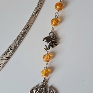 Fourth Wing Könyvjelző gyöngyökkel és charmmal - könyv & zene - könyvjelző - Meska.hu