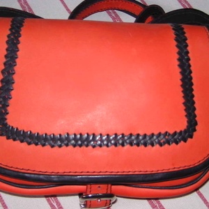 Piros-fekete szironyozott fedelű táska  , Táska & Tok, Kézitáska & válltáska, Vállon átvethető táska, Bőrművesség, Meska