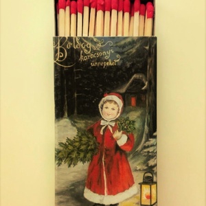  Nagyméretű 11 x 6,5 cm-es gyufa - Piros kabátos kislány fenyőfával - karácsony - karácsonyi lakásdekoráció - Meska.hu