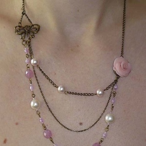 Rózsaszín rózsa és pillangó - 3 soros asszimetrikus réz nyaklánc - ékszer - nyaklánc - párhuzamos nyaklánc - Meska.hu