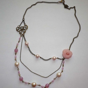 Rózsaszín rózsa és pillangó - 3 soros asszimetrikus réz nyaklánc - ékszer - nyaklánc - párhuzamos nyaklánc - Meska.hu