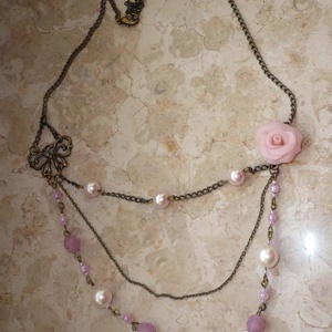 Rózsaszín rózsa és pillangó - 3 soros asszimetrikus réz nyaklánc - ékszer - nyaklánc - párhuzamos nyaklánc - Meska.hu