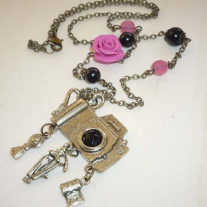 Aszimmetrikus réz vintage fényképezőgép nyaklánc rózsaszín, fekete gyöngyökkel, rózsával - ékszer - nyaklánc - medálos nyaklánc - Meska.hu