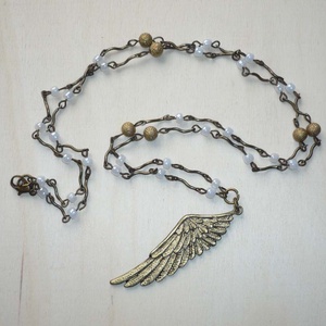 Angyalszárny - vintage nyaklánc óriás angyalszárny medállal, fehér gyöngyökkel - ékszer - nyaklánc - gyöngyös nyaklánc - Meska.hu
