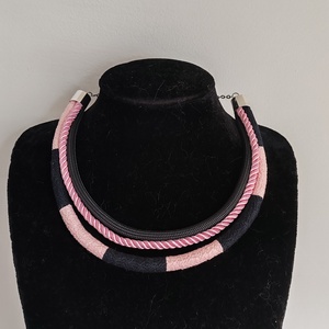 Rose Noir � Háromsoros Twist textildrapéria nyakék (Fekete és Púderrózsaszín) - ékszer - nyaklánc - többsoros nyaklánc - Meska.hu