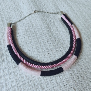 Rose Noir � Háromsoros Twist textildrapéria nyakék (Fekete és Púderrózsaszín) - ékszer - nyaklánc - többsoros nyaklánc - Meska.hu