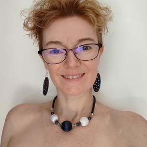 Görög istennő � Tengerészkék-fehér szaténgyöngyös statement nyaklánc - Meska.hu