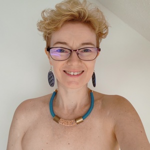 Cappuccino - Teal Metallic � Kézzel tekert kötélnyakék egyedi rezes elemekkel (Mélykék és Cappuccino) - Meska.hu