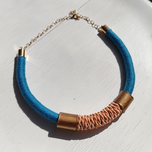 Cappuccino - Teal Metallic � Kézzel tekert kötélnyakék egyedi rezes elemekkel (Mélykék és Cappuccino) - ékszer - nyaklánc - statement nyaklánc - Meska.hu