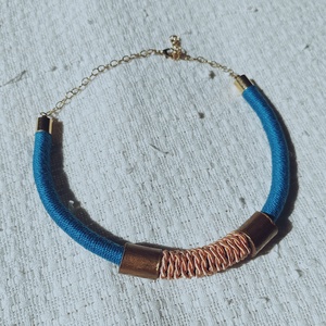 Cappuccino - Teal Metallic � Kézzel tekert kötélnyakék egyedi rezes elemekkel (Mélykék és Cappuccino) - ékszer - nyaklánc - statement nyaklánc - Meska.hu