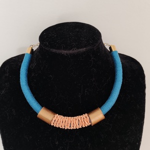 Cappuccino - Teal Metallic � Kézzel tekert kötélnyakék egyedi rezes elemekkel (Mélykék és Cappuccino) - ékszer - nyaklánc - statement nyaklánc - Meska.hu