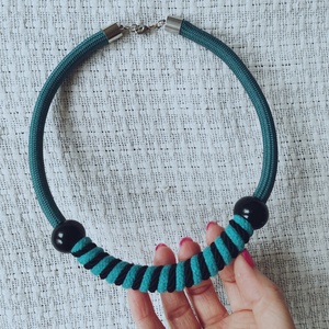 Turquoise Twist � Kézzel tekert kötélnyakék fekete gyöngyökkel (Mélytürkiz és Fekete) - ékszer - nyaklánc - statement nyaklánc - Meska.hu