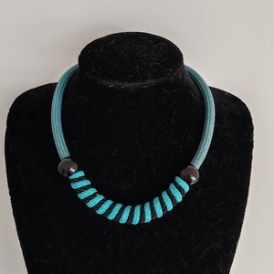 Turquoise Twist � Kézzel tekert kötélnyakék fekete gyöngyökkel (Mélytürkiz és Fekete) - ékszer - nyaklánc - statement nyaklánc - Meska.hu