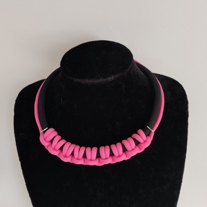 Fuchsia Pulse � Kézzel csomózott kötélnyakék (Magentarózsaszín - Fekete) - ékszer - nyaklánc - statement nyaklánc - Meska.hu