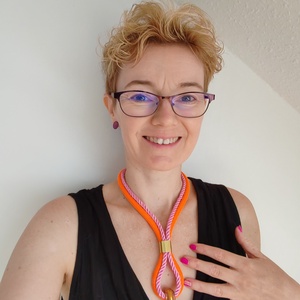 Vibráló Narancs-Pink Csepp Nyaklánc � Egyedi Rézfényű Gyönggyel - Meska.hu
