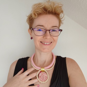 Rózsaszín�Vajszínű Textilnyaklánc � Kézzel Tekert Pánttal és Egyedi Rózsás Medállal - ékszer - nyaklánc - statement nyaklánc - Meska.hu