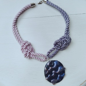 Lavender Dreams � Díszcsomós selyemzsinór nyakék egyedi művészi medállal (Rózsaszín - Levendula) - ékszer - nyaklánc - statement nyaklánc - Meska.hu