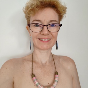 Vintage Rose Twist � Mályvarózsaszín és zsályazöld fonallal bevont íves nyakék antik réz lánccal - Meska.hu