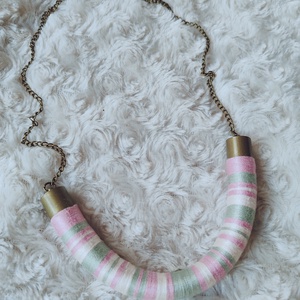 Vintage Rose Twist � Mályvarózsaszín és zsályazöld fonallal bevont íves nyakék antik réz lánccal - ékszer - nyaklánc - statement nyaklánc - Meska.hu