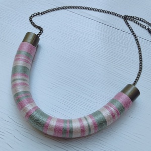 Vintage Rose Twist � Mályvarózsaszín és zsályazöld fonallal bevont íves nyakék antik réz lánccal - ékszer - nyaklánc - statement nyaklánc - Meska.hu