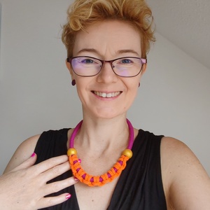 Sunset Energy � Fuchsia és narancs makramés textilnyaklánc festett fagyöngyökkel - Meska.hu