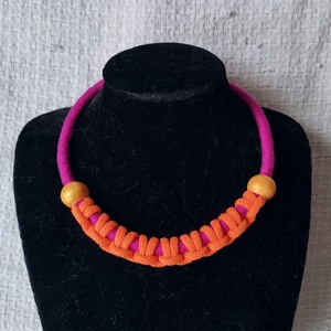 Sunset Energy � Fuchsia és narancs makramés textilnyaklánc festett fagyöngyökkel - ékszer - nyaklánc - statement nyaklánc - Meska.hu