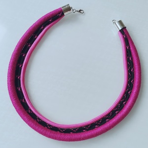 Fuchsia Edge � Vagány többsoros textilnyaklánc (magenta - fekete) - ékszer - nyaklánc - statement nyaklánc - Meska.hu