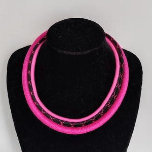 Fuchsia Edge � Vagány többsoros textilnyaklánc (magenta - fekete) - ékszer - nyaklánc - statement nyaklánc - Meska.hu