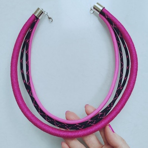 Fuchsia Edge � Vagány többsoros textilnyaklánc (magenta - fekete) - ékszer - nyaklánc - statement nyaklánc - Meska.hu