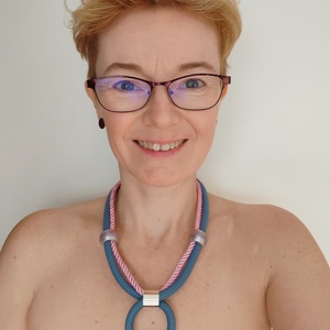 Denim-Rose Loop � Farmerkék és rózsaszín textil nyaklánc egyedi gyöngyökkel  - Meska.hu
