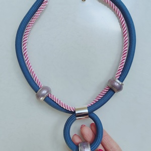 Denim-Rose Loop � Farmerkék és rózsaszín textil nyaklánc egyedi gyöngyökkel  - ékszer - nyaklánc - statement nyaklánc - Meska.hu